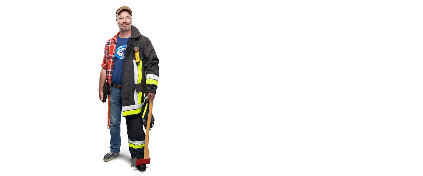 Fotomontage eines Mannes: Halb Erzieher, halb Feuerwehrmann. Er stützt sich auf eine Feuerwehraxt.
