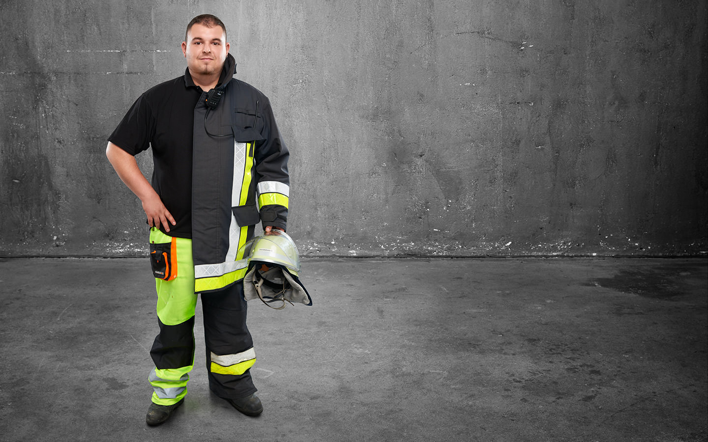 Fotomontage eines Mannes: Halb Maler und Lackierer in Arbeitskleidung, halb Feuerwehrmann in Uniform.