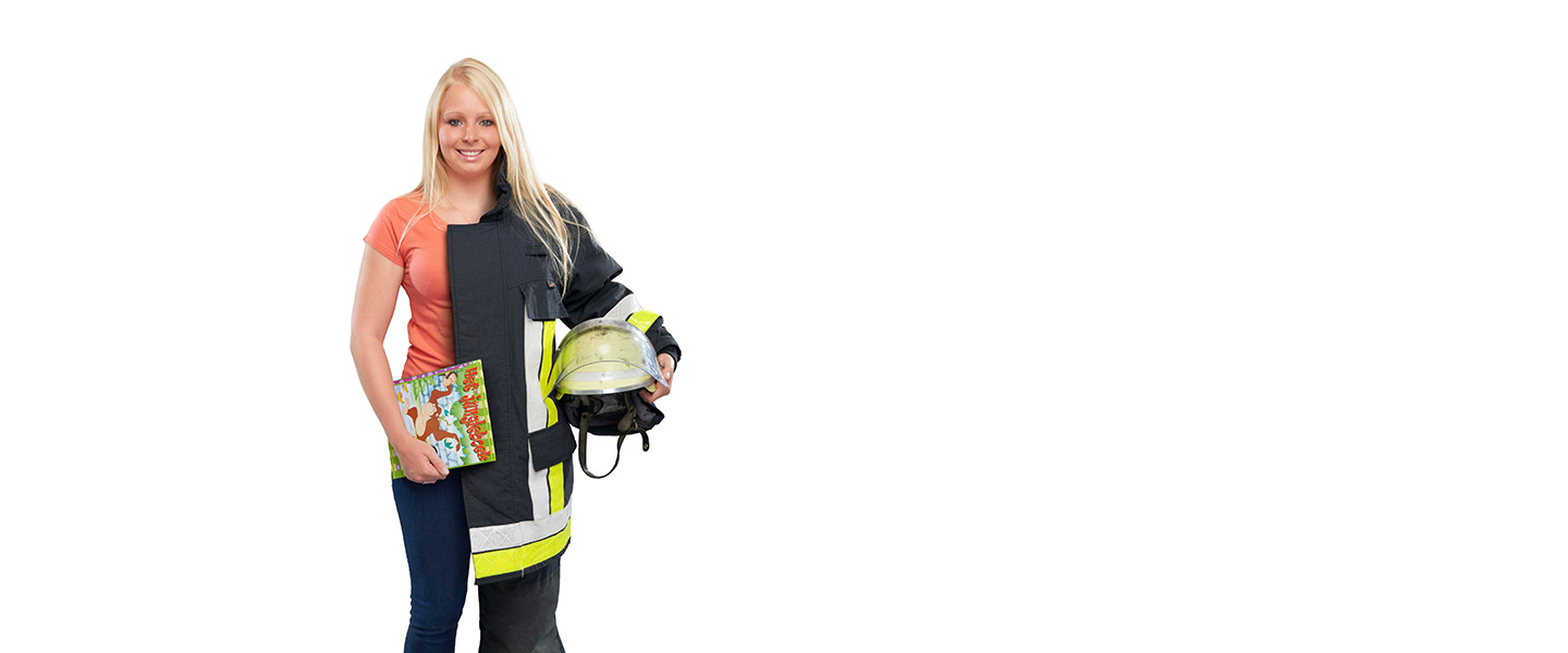 Fotomontage einer Frau: Halb als Erzieherin in rotem T-Shirt und Jeans, halb Feuerwehrfrau in Uniform. Sie hält ein Kinderbuch in der Hand.