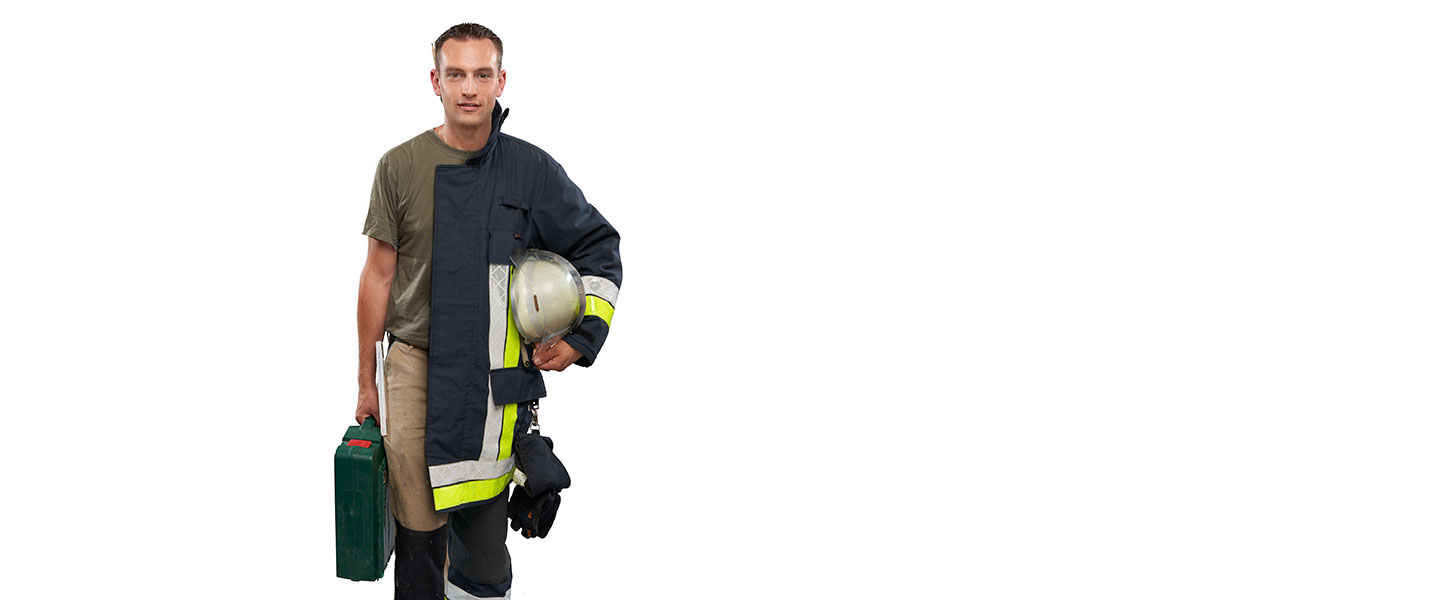 Fotomontage eines Mannes: Halb Tischlermeister in heller Arbeitshose und hellem T-Shirt, halb Feuerwehrmann in Uniform.