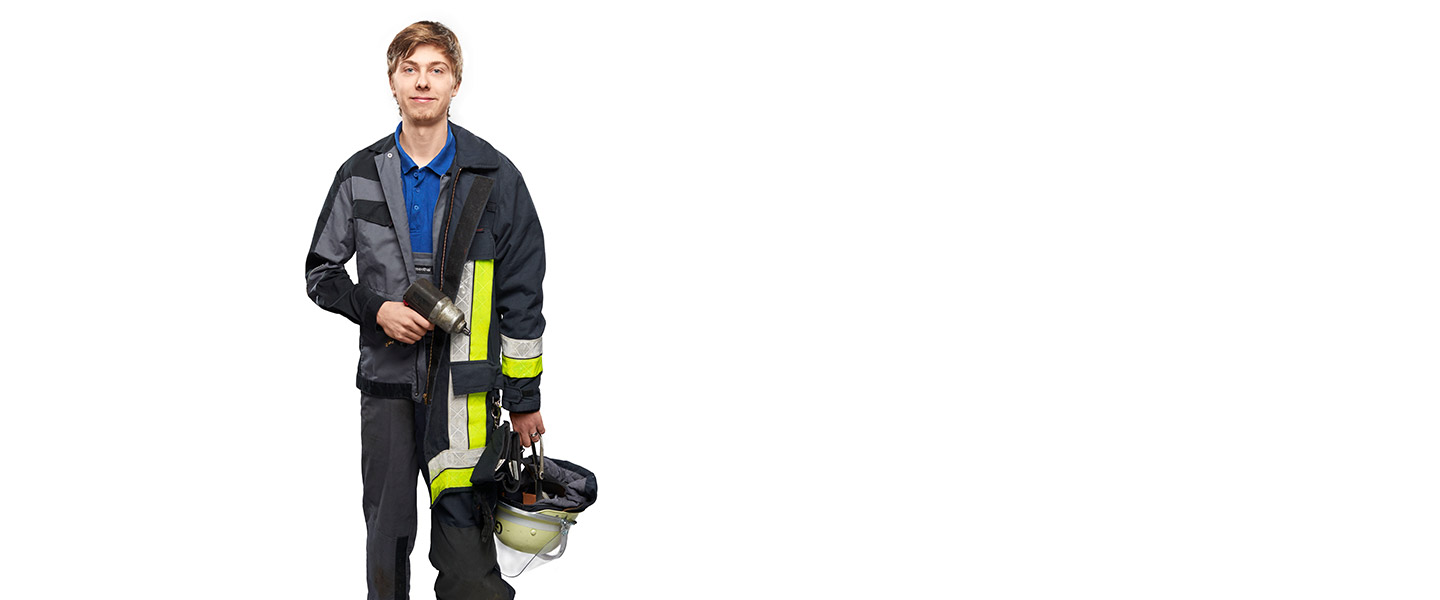 Fotomontage eines Mannes: Halb in grauer Arbeitskleidung, halb Feuerwehrmann in Uniform.