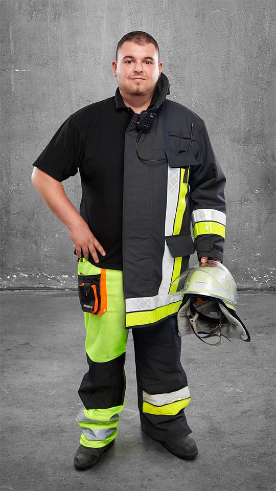 Fotomontage eines Mannes: Halb Maler und Lackierer in Arbeitskleidung, halb Feuerwehrmann in Uniform.