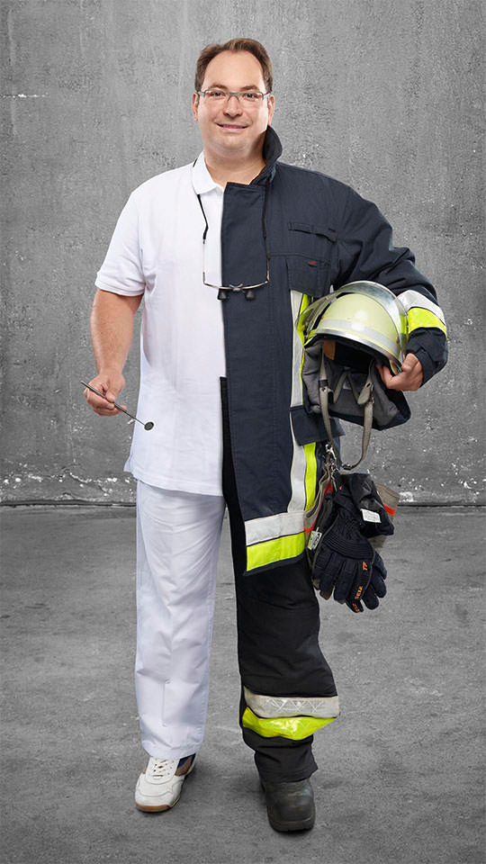 Fotomontage eines Mannes: Halb Zahnarzt in weißer Kleidung, halb Feuerwehrmann in Uniform.