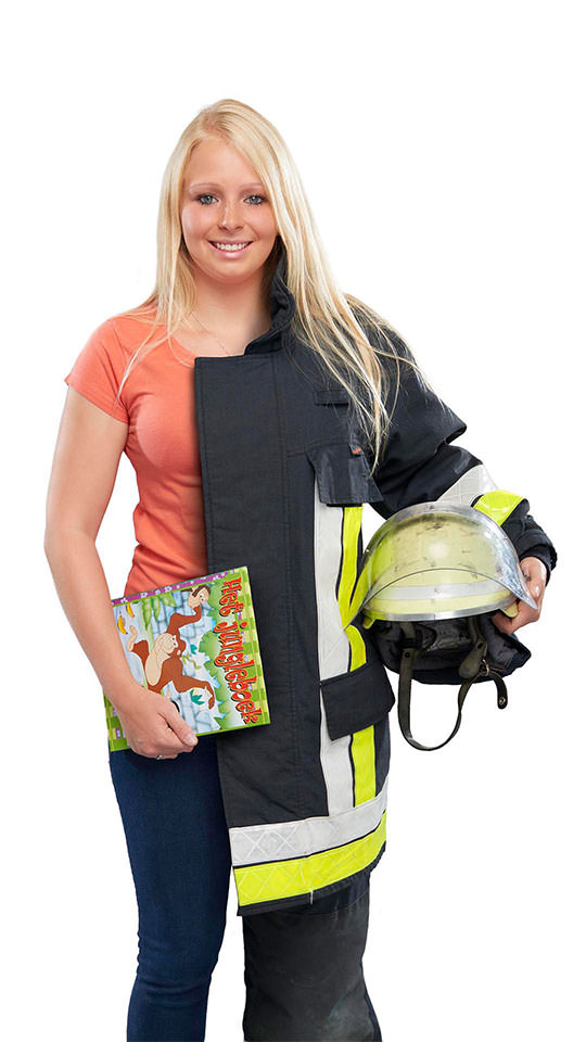 Fotomontage einer Frau: Halb als Erzieherin in rotem T-Shirt und Jeans, halb Feuerwehrfrau in Uniform. Sie hält ein Kinderbuch in der Hand.