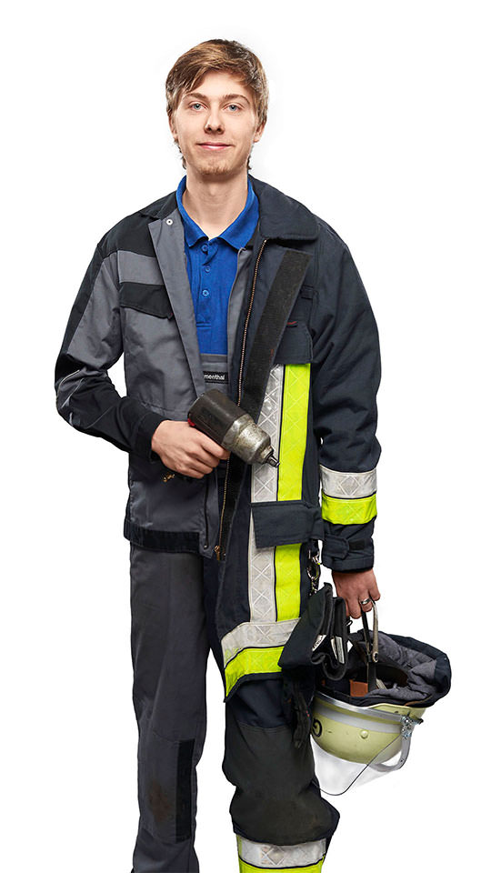 Fotomontage eines Mannes: Halb in grauer Arbeitskleidung, halb Feuerwehrmann in Uniform.