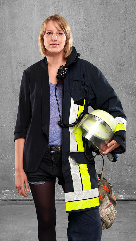 Fotomontage einer Frau: Zur einen Hälfte in legerer Kleidung, zur anderen in Feuerwehruniform.